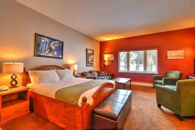Image de Premier Ski-In/Ski-Out Condo at the Heart of Big White Resort + Hot Tub & Sauna