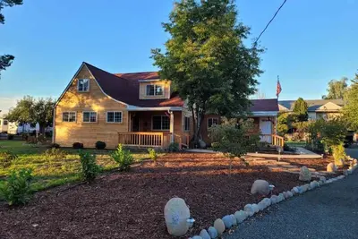 Image de Remodelled 1935 Prairie House, Sleeps 15, 4 Private Units + Baths, 1 ac in Town