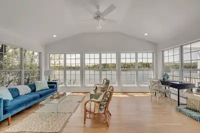 Image de Charming & updated 2 bedroom 1 bath lakefront cottage on Smith Lake