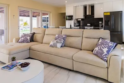 Image de Relax in Style: 3br Home with Private Pool near San Nicolas