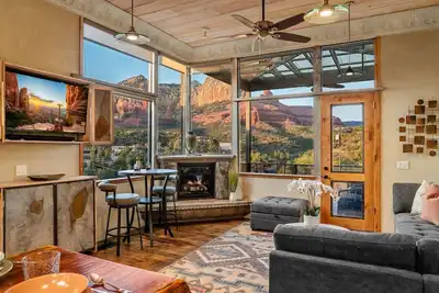 Image de Signature Uptown Retreat with Epic Views & Hot Tub