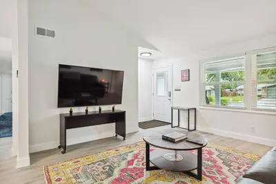 Image de Newly Renovated 3br Home With Office + Grill! \n