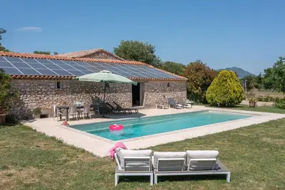 Image de Mas de l'Avit - Villa de vacances près de Montpellier avec piscine, vue et jardin clos
