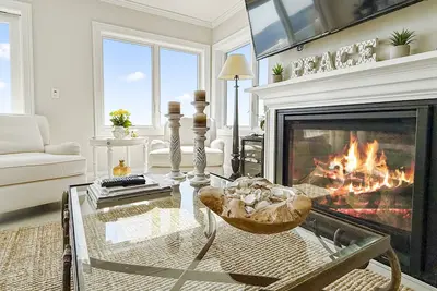 Image de Setting Sun Waterfront Retreat on Hillside