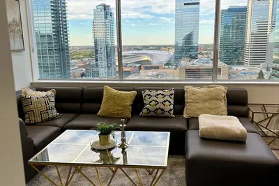 Image de Luxurious Suite, Near Rogers Place, King bed