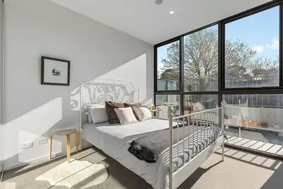 Image de Modern Artistic Apartment with Front Yard, Private Access, Family Friendly
