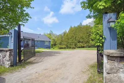 Image de Spacious 5-bedroom, 7 bed chalet in Sainte-Agathe with Ac, WiFi, 2x Fireplaces