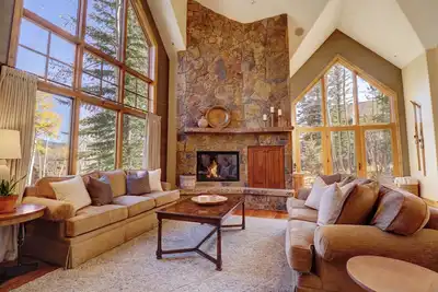 Image de Luxury Peakside Escape - Private Hot Tub 3 Bedroom + Loft