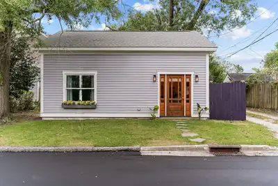 Image de Golden Girls Cottage in Historic Mansion District
