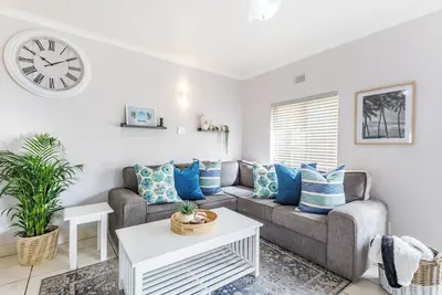 Image de Coastal Retreat: 2-Bed Chalet with Balcony and Bbq