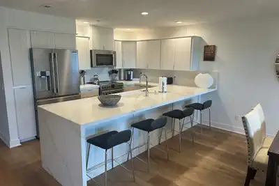 Image de Cozy 2-bedroom condo with King Suite