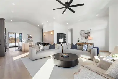Image de New Custom Spacious 7-bedroom House with Lake and Mountain Views