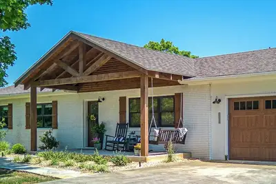 Image de Great Views, completely renovated home, gas fireplace, firepit, WiFi, huge deck.