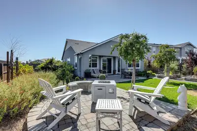 Image de 1 Mi to Dtwn Winters: Home w/ Fire Pit & Patio!