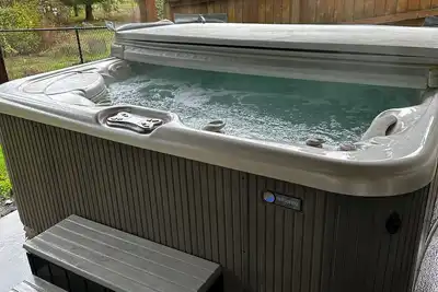 Image de Private Hot Tub, Charming 1-bedroom apartment in delightful Vancouver with WiFi