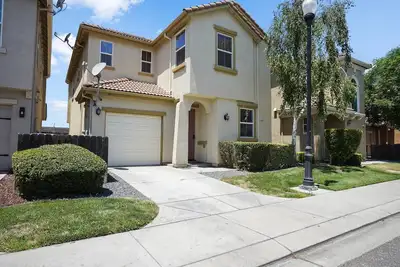 Image de Modern Cozy 3-bedroom townhome minutes from hostipals in Modesto & Turlock
