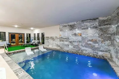 Image de 22 Guests | Luxury Chalet | Indoor Pool | Mtn View