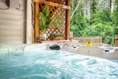 Image de Charming Bungalow with Hot Tub | Diaper Row Oasis,