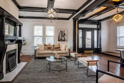 Image de Vintage Chic at The Cue Club