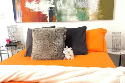 Image de Vibrant Oasis, Charming 3-bedroom 2 Bath house