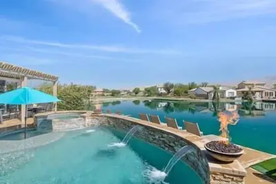 Lakeside Oasis: Game Room, Pool & Spa T2