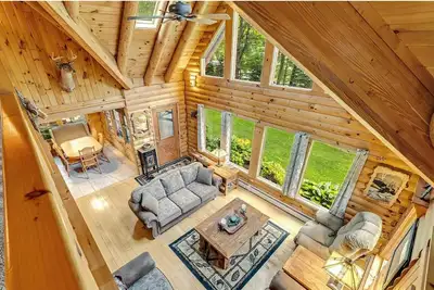 Image de True Log Cabin in the Heart of Poconos with Sauna, Hot Tub and Movie Theater.