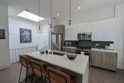 Image de Urban Oasis in Roscoe Village! Pet friendly and family friendly!