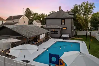 Image de Live the Game: Pool, Cinema, Gym, Jersey Wall