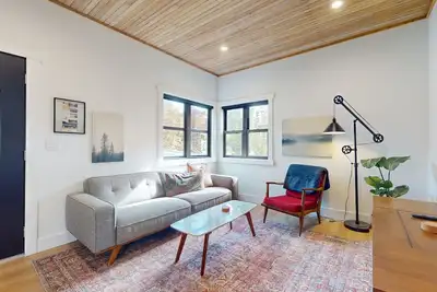 Image de Conveniently located, Cabin w/ foosball, gas grill, kids games, near town!