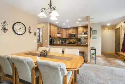 Image de Complimentary Shuttle to Slopes, Wonderful Condo, Pool & Hot Tub!