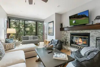 Image de Gorgeous Mountain Chic Condo, Pool & Hot Tub, Short Drive to Resorts