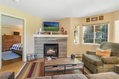 Image de Beautiful Ground-level Condo, Hot tub, Pool Minutes to Arrowhead Ski Resort