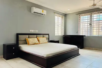 Image de Luxurious 4br 4. 5ba Fully Furnished Retreat – Perfect for Families or Groups! \n