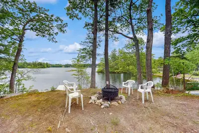 Image de Lakeside cottage with beautiful water-views and outdoor fire pit