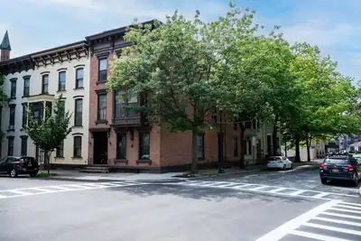 Image de 5th and Grand Lovingly Restored Brownstone Troy Ny Unit 2