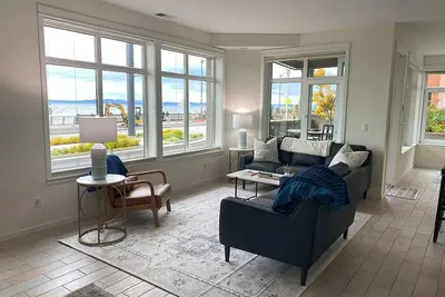 Image de \"Waterfront SeaTown Suite\", 2 bedrooms, 2 baths with amenities and views galore!