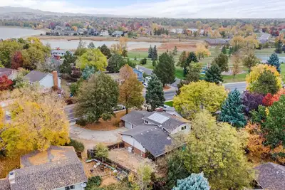 Image de Steps to Lake McIntosh & free Paddle Boards! \n\n