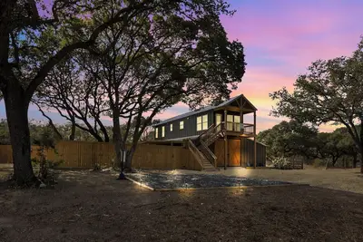 Image de The Barn Haus ~ unique Hill Country experience, Hot Tub and Pet Friendly!