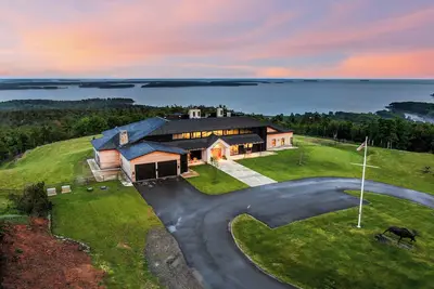 Image de Modern Lakefront Estate Pool • Theater • Gym