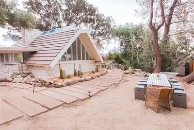 Image de Architecturally stunning A-Frame desert home. Feat. Pool/Hot Tub/Artist Studio.