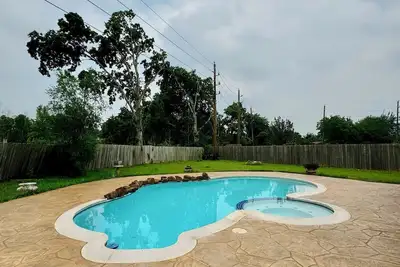 Image de Oasis with Pool and Jacuzzi