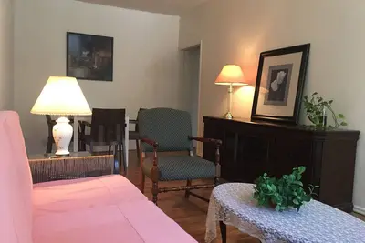 Image de Newly renovated 2-bedroom house with WiFi in Winnipeg heart