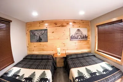 Image de Escape to the tranquility of our cozy cabin inn, where rustic charm meets modern comfort. Experience a home away from home ambiance.