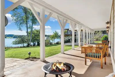 Image de Lakefront Home with Private Dock