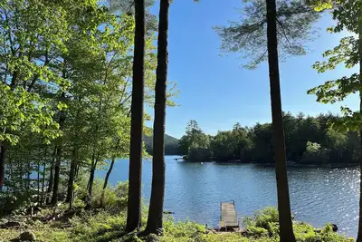 Image de Charming lakefront 2-bedroom cottage with private beach & dock.