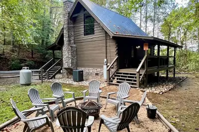 Image de Quiet, Woodsy and No Steep Roads! FirePit, Recliners, Video Games, WiFi, Hot tub