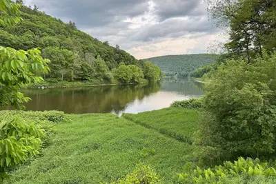 Image de Secluded and Spacious Riverfront Cabin sleeps 7