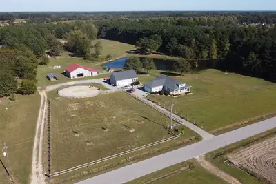 Image de Beautiful Farmhouse with 5 bedrooms on 24 acres of serenity in marvelous Benson.