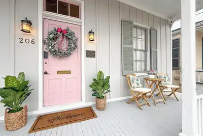 Image de New New New Precious Cottage in Historic Downtown