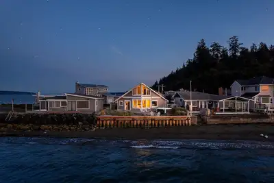 Escape to Serenity: Charming Beach Cottage Retreat on Whidbey Island Awaits!